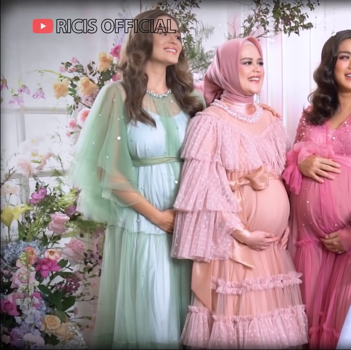 <p>Bagaimana tidak, aura keempat bumil terpancar selama proses pemotretan. Sehingga, mereka terlihat semakin menawan dengan pose yang diperagakan. (Foto: YouTube Ricis Official)<br /><br /><br /></p>