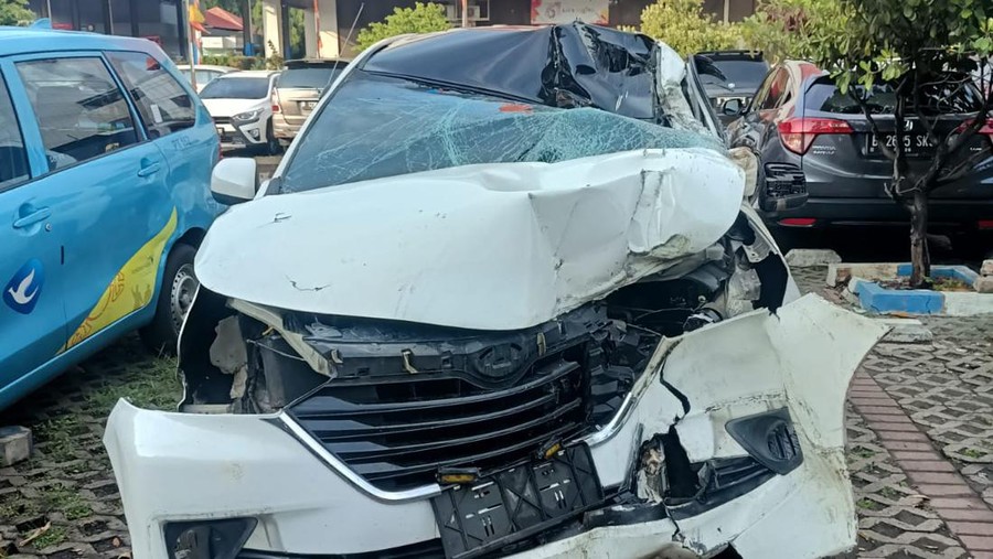 Minibus ringsek usai tabrak truk di Tol Sedyatmo