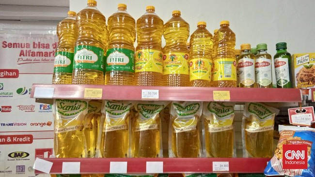 Harga minyak goreng berfluktuatif di Indomaret dan Alfamart pada Senin (25/4). Beberapa merek naik Rp1.000, lainnya turun harga.