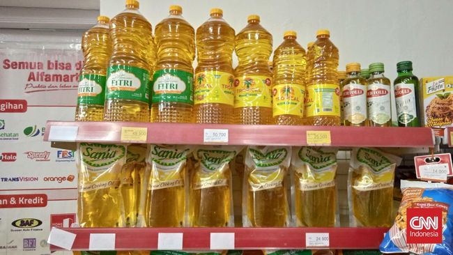 Daftar Harga Minyak Goreng Kemasan di Indomaret-Alfamart yang Turun - CNN Indonesia