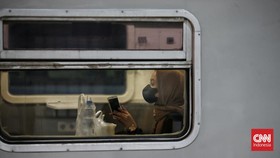 FOTO: Mudik Lebih Awal dan Kesibukan Kecil di Stasiun Pasar Senen