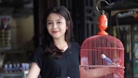 <p>Nonni kerap melakukan sesi pemotretan bersama burung-burung peliharaannya, nih. (Foto: TikTok @nonnindahh1)</p>