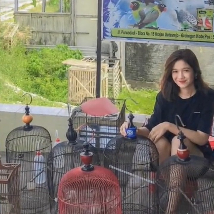 <p>Dia adalah Nonni Indah gadis asal Grobogan, Jawa Tengah , yang kerap menuai komentar karena hobinya yang tak biasa. (Foto: TikTok @nonnindahh1)</p>