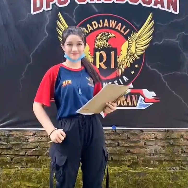 <p>Atas hobi dan ketertarikannya pada unggas, Nonni kerap dipilih sebagai juri di berbagai ajang kompetisi, lho. (Foto: TikTok @nonnindahh1)</p>