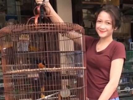 7 Potret Gadis Cantik Asal Jateng yang Viral Hobi Pelihara Ayam & Burung