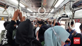 Hari Terakhir PPKM Level 2, KRL di Jakarta Sudah Penuh Sesak