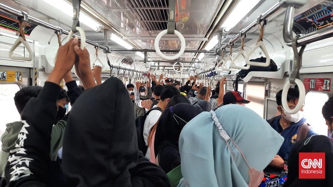 Sejumlah stasiun Kereta Rel Listrik (KRL) di Jakarta sudah dipadati penumpang di hari terakhir penerapan PPKM level 2 Jabodetabek, Senin (18/4).