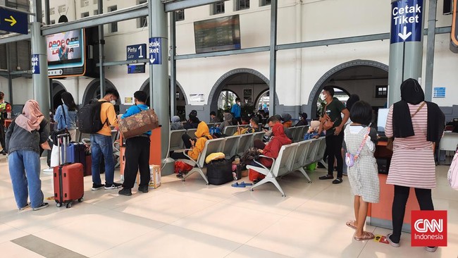 KAI mengatakan tiket mudik ke Yogyakarta, Surabaya, dan Semarang ludes terjual untuk keberangkatan 28-30 April 2022.