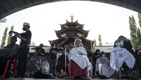 FOTO: Ramadan dan Salon 'Duafa' Dadakan di Masjid Cheng Ho Surabaya