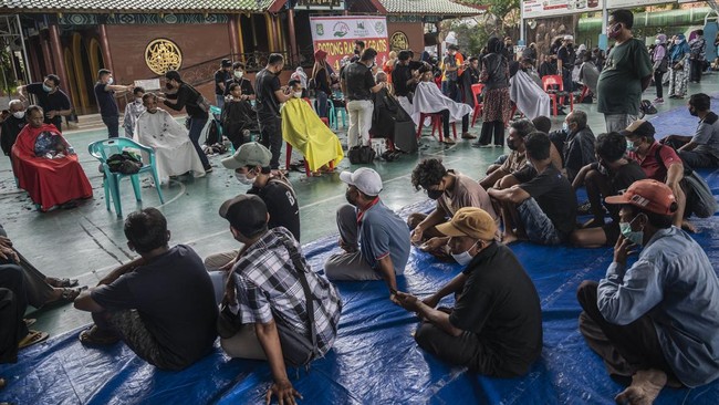FOTO: Ramadan dan Salon 'Duafa' Dadakan di Masjid Cheng Ho Surabaya