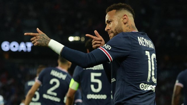 Neymar membuka babak baru pertikaian dengan rekan di Paris Saint-Germain ketika berebut penalti dengan Kylian Mbappe.