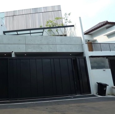 14 Potret Rumah Baru Desta nan Nyaman & Monokrom, Serius Keren Banget!