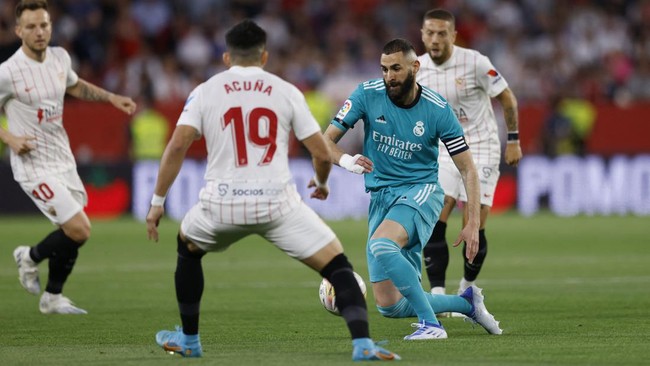 Karim Benzema lagi-lagi menjadi pahlawan kemenangan Real Madrid. Kali ini Sevilla yang menjadi korbannya pada lanjutan Liga Spanyol.