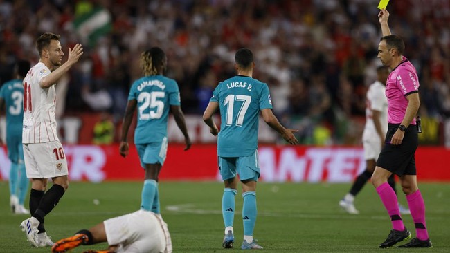 Kemenangan dramatis Real Madrid atas Sevilla, 3-2, diwarnai sejumlah kontroversi. Berikut kontroversi-kontroversi di Sevilla vs Real Madrid.