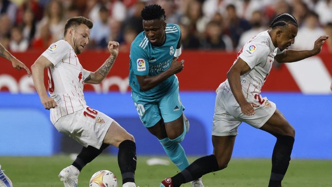 Kemenangan dramatis Real Madrid atas Sevilla, 3-2, diwarnai sejumlah kontroversi. Berikut kontroversi-kontroversi di Sevilla vs Real Madrid.