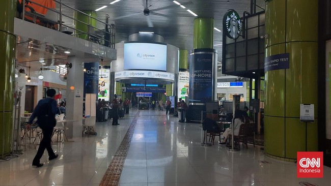 Stasiun Gambir terpantau masih sepi pemudik hari ini, Senin (18/4). Penumpang diprediksi ramai mulai 25 April 2022.