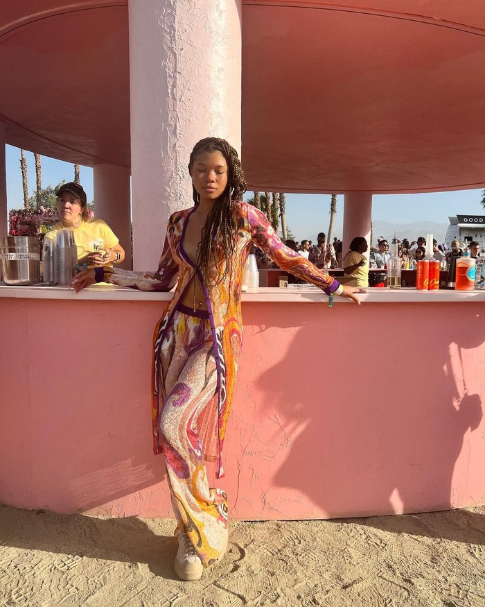 Aktris Storm Reid yang bermain di serial Euphoria, mengusung gaya bohemian dalam permainan motif psychedelic yang eklektik. Foto: Instagram StormReid