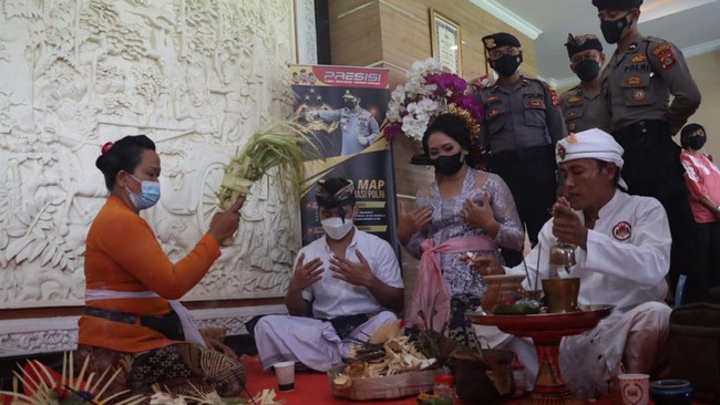 Seorang tahanan yang terjerat kasus narkotika melaksanakan pernikahan di Mapolresta Denpasar, Bali. Dia kembali ke rutan begitu acara selesai.