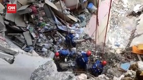 VIDEO: Tim Penyelamat Cari Korban Di Reruntuhan Apartemen Di Borodyank