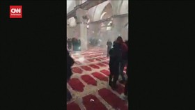 VIDEO: Momen Polisi Israel Serbu Komplek Masjid Al Aqsa