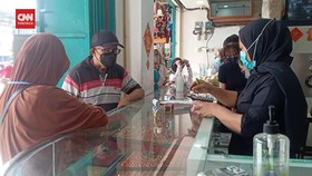 VIDEO: Toko Emas di Pasar Jombang Karawang Ramai Didatangi Warga