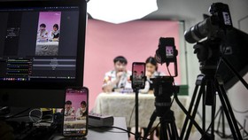FOTO: Kala Muda-mudi Thailand Keranjingan Ramalan Online