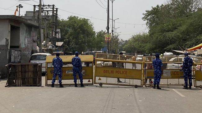 Umat Muslim dan Hindu dilaporkan bentrok di Jahangirpuri, New Delhi, India, pada Sabtu (16/4).