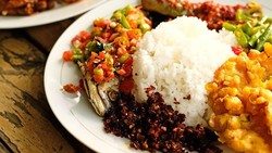 Indahnya Toleransi! Warganet Bagikan Momen Makan Sahur di Hadapan Foto Yesus