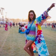 Supermodel Alessandra Ambrosio Tampil dalam Gaya Bohemian yang Penuh Warna di Coachella 2022
