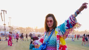 Supermodel Alessandra Ambrosio Tampil dalam Gaya Bohemian yang Penuh Warna di Coachella 2022
