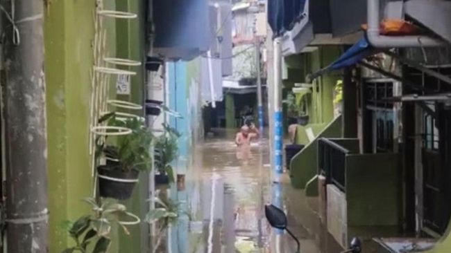 Permukiman warga di Kebon Pala, Kampung Melayu, terendam banjir dengan ketinggian hingga 1 meter akibat luapan air Kali Ciliwung, Selasa (19/4) pagi.