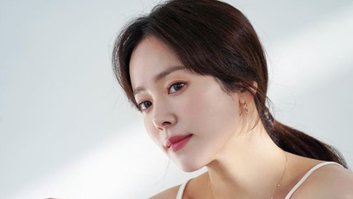 Berbeda dari selebriti lainnya, Han Ji Min merupakan lulusan dari Seoul Women University dengan menempuh jurusan Kesejahteraan Sosial./ foto: instagram.com/roma.emo