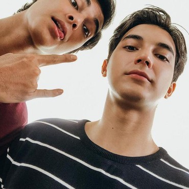 Jarang Terlihat, 7 Potret Kebersamaan Kakak Adik Cinta Brian & Junior Robert