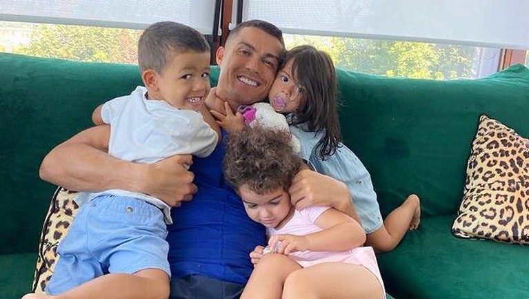 Cristiano Ronaldo dan Anak-anaknya Cristiano Ronaldo dan Anak-anaknya