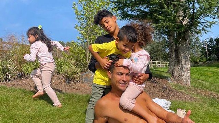Cristiano Ronaldo dan Anak-anaknya Cristiano Ronaldo dan Anak-anaknya