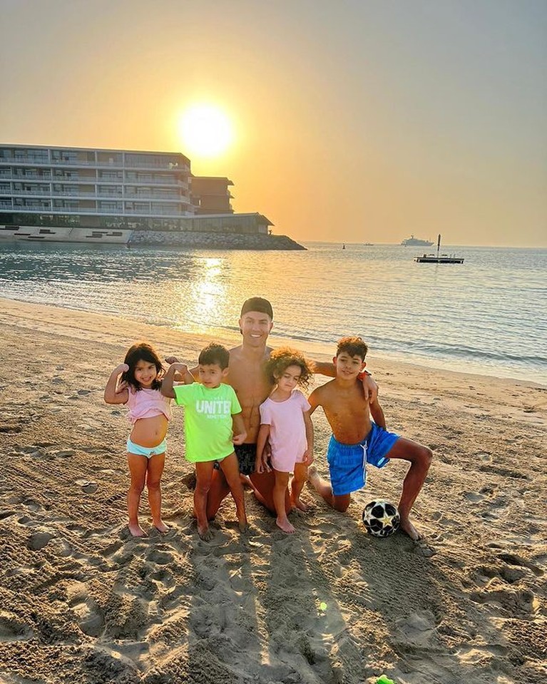 Cristiano Ronaldo dan Anak-anaknya Cristiano Ronaldo dan Anak-anaknya