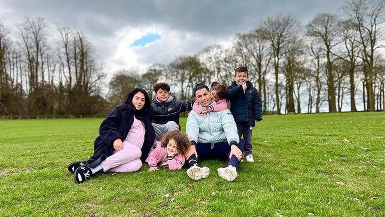 Cristiano Ronaldo dan Anak-anaknya Cristiano Ronaldo dan Anak-anaknya