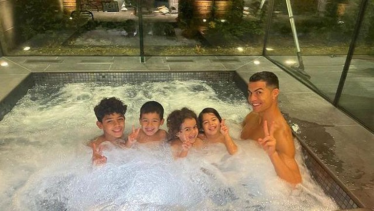 Cristiano Ronaldo dan Anak-anaknya Cristiano Ronaldo dan Anak-anaknya