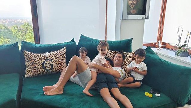Cristiano Ronaldo dan Anak-anaknya Cristiano Ronaldo dan Anak-anaknya