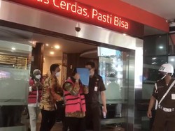 Dirjen Kemendag Tersangka Ekspor Minyak Goreng Tutup Wajah Saat Ditahan