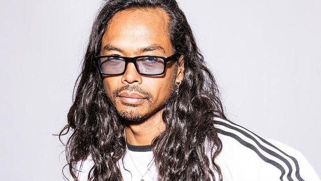Mandagi 8 Potret Dougy Mandagi, Musisi Indonesia Pertama yang Tampil di ...