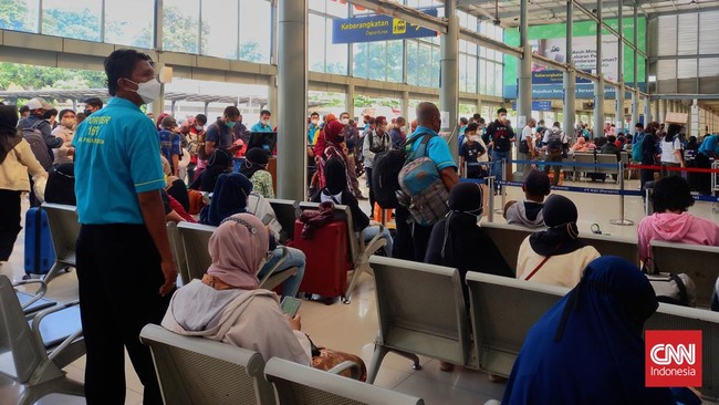 Kementerian Perhubungan menyatakan satu pekan menjelang Idulfitri, jumlah penumpang angkutan umum mulai meningkat. Berikut rinciannya.
