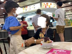 Duh! Wanita Ini Biarkan Anaknya Kencing di Botol di Tengah Foodcourt Ramai