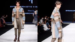 8 Potret Eddy Meijer Tampil di Catwalk Indonesia Fashion Week 2022