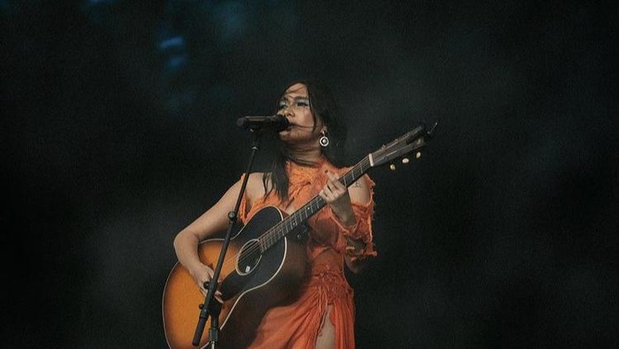 Intip Pembuatan Kostum Panggung NIKI Saat Tampil di Coachella 2022 Intip Pembuatan Kostum Panggung NIKI Saat Tampil di Coachella 2022