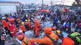 FOTO: Berjibaku di Puing Bangunan Alfamart Ambruk di Gambut Kalsel