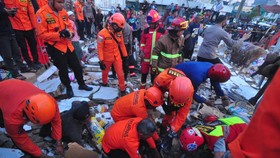 Tim SAR Setop Evakuasi Korban Alfamart Ambruk, Total 5 Orang Meninggal