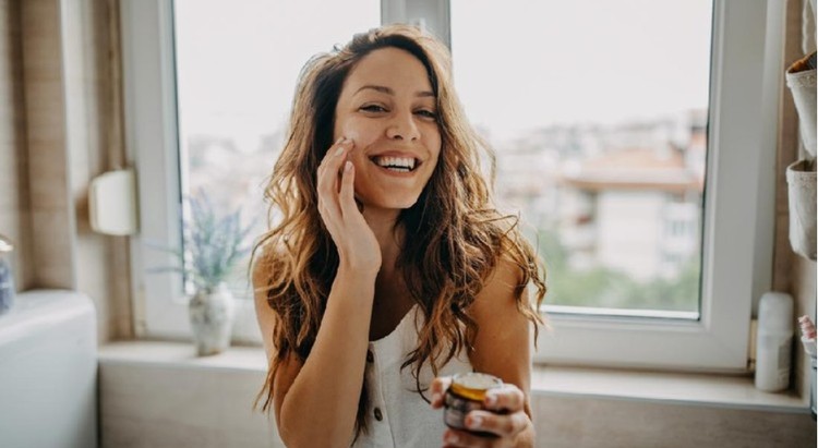 Wajah Glowing saat Lebaran, Ini 7 Rekomendasi Skincare untuk Atasi Kulit Kusam Tidak percaya diri karena Bunda punya masalah kulit kering dan tampak kusam? Yuk coba rekomendasi skincare ini agar tampilan wajah jadi makin glowing!