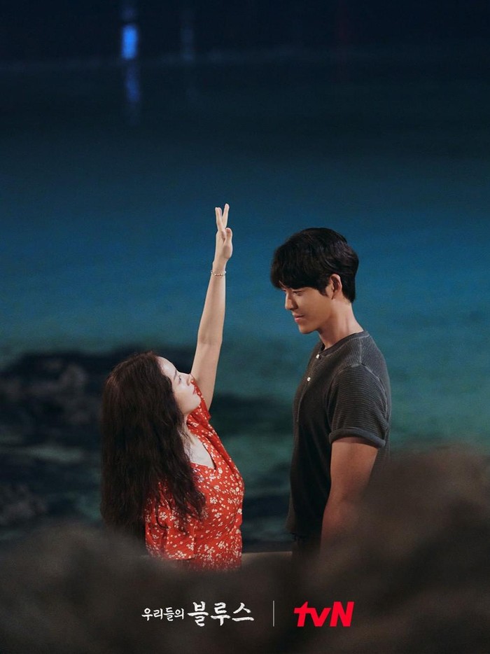 Akhir-akhir ini, nama Han Ji Min kembali menjadi sorotan karena berperan dalam drama Our Blues. Dalam drama ini ia menjadi perempuan penjual ikan serta penyelam perempuan dengan kepribadian ceria sekaligus kekasih Kim Woo Bin. Kamu sudah nonton drama yang satu ini belum, Beauties?/ foto: instagram.com/roma.emo