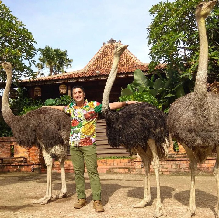 <p>Rumah itu terletak di Jaticempaka, Bekasi. Di depan rumah joglo, Irfan Hakim memiliki area halaman yang luas sebagai tempat untuk mengeluarkan hewan peliharaannya. Artis berusia 46 tahun itu memiliki kebun minatang mini di rumahnya. (Foto: Instagram @irfanhakim75)</p>